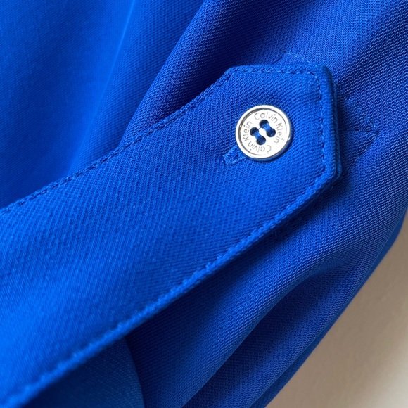 NWOT Calvin Klein Woman’s Royal blue roll up sleeve button top with chain - Picture 8 of 11